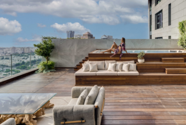 תנו לשמש יד: משתזפים או יושבים בצל – מרחבי שיזוף והצללה