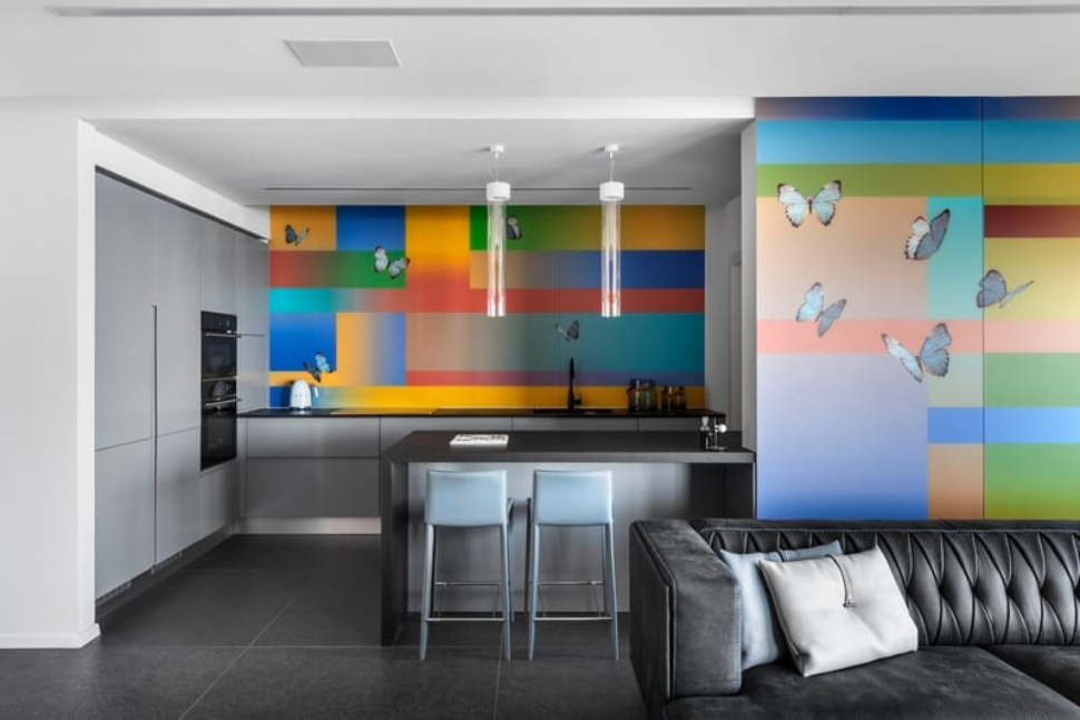 מטב וסלון עם קירות צבעוניים