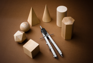 בצורות גאומטריות: עיצוב פנים כמשחק של קווים וקוביות