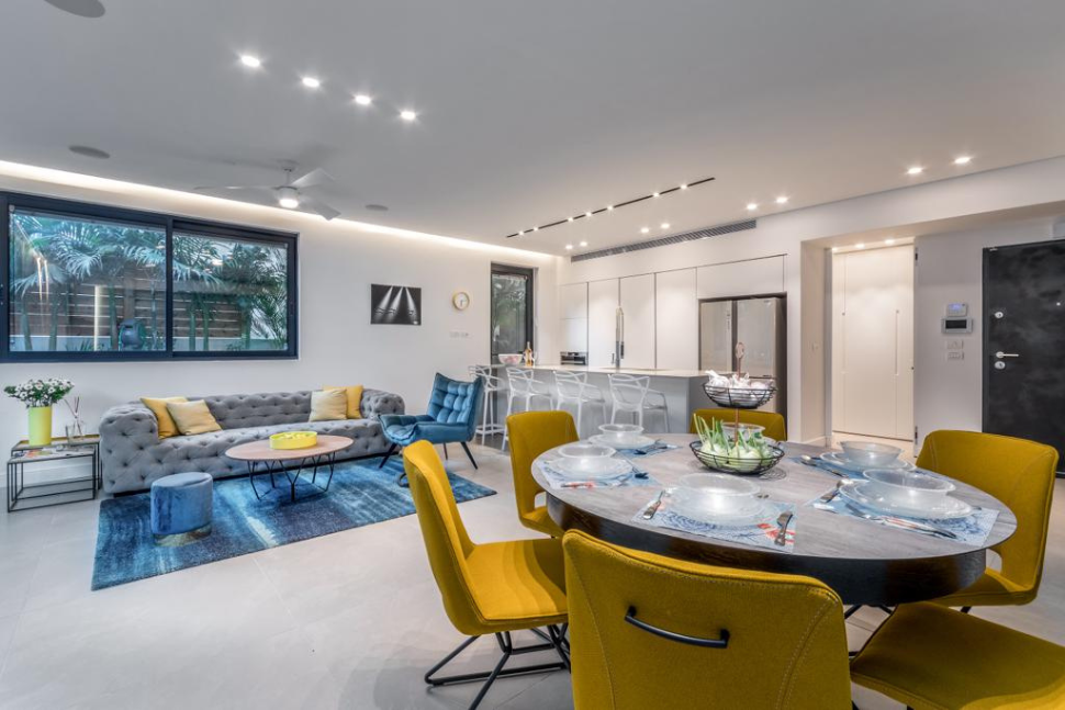 פינת אוכל צהובה וסלון בתכלת ואפור