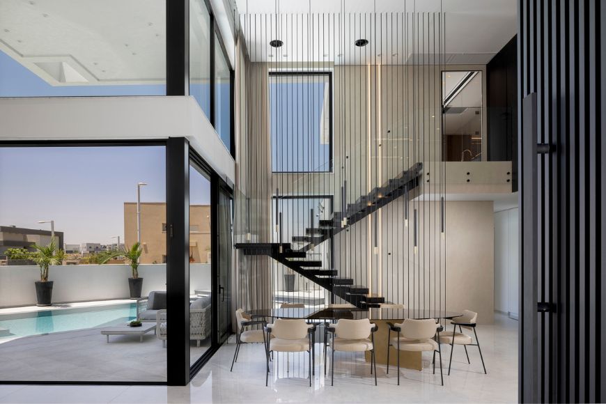 פינת אוכל עם מעקה מיתרים