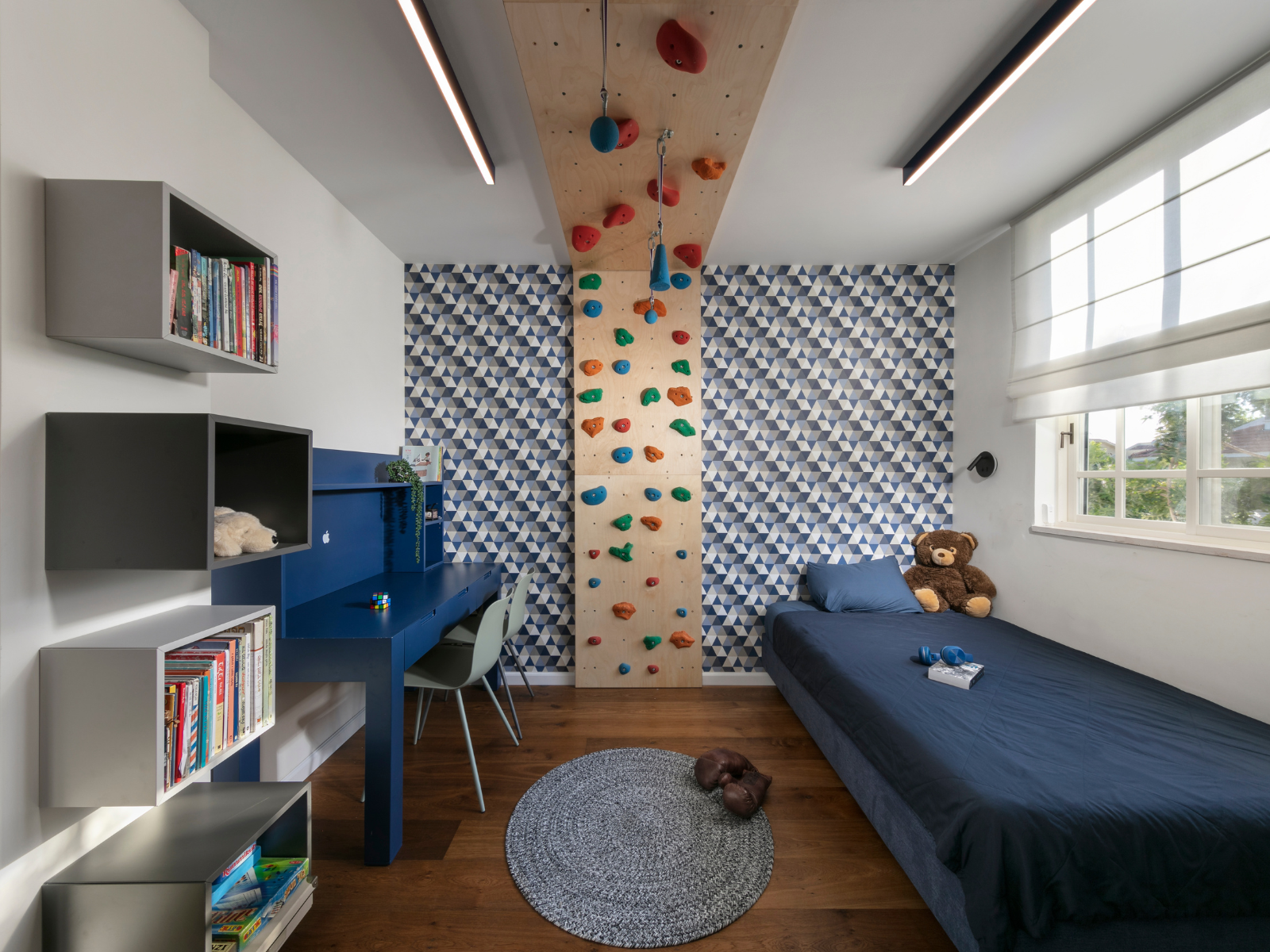 חדר ילדים עם קיר טיפוס