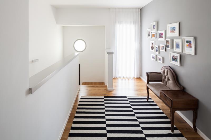 שטיח שחור לבן על רצפת פרקט