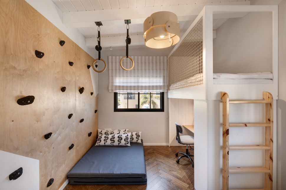 חדר ילדים עם קיר טיפוס