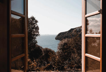 סתיו בחלונות: מתוך הבית צופים בהנאה בשינוי מזג האוויר