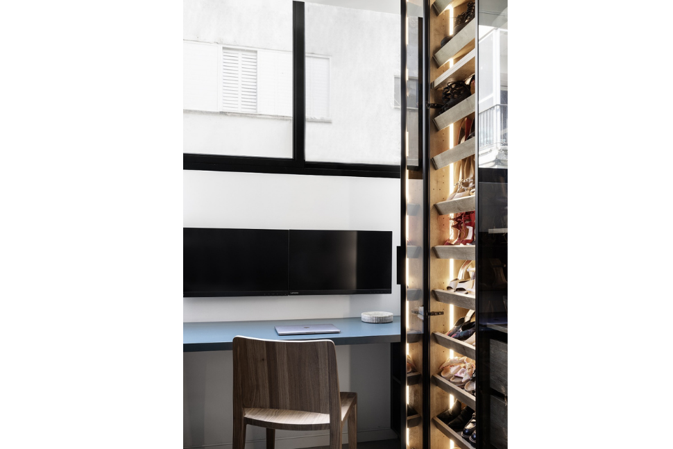 פינת עבודה מודרנית עם מסך כפול וארון נעליים מואר בהתאמה אישית