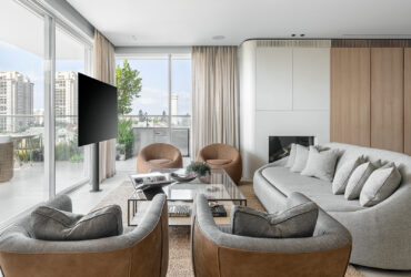 בין עירוניות עכשווית לרוגע של בית מלון – דירה משפחתית בלב המרכז