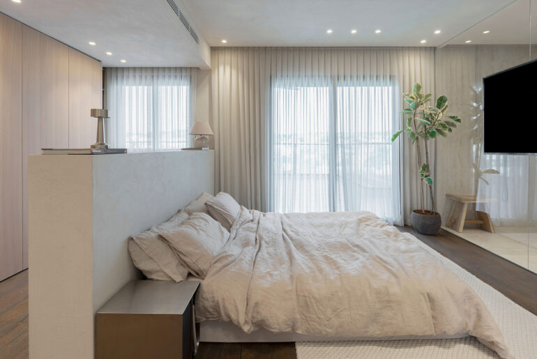 עיצוב חדר שינה הורים בצבעים בהירים , שוהם