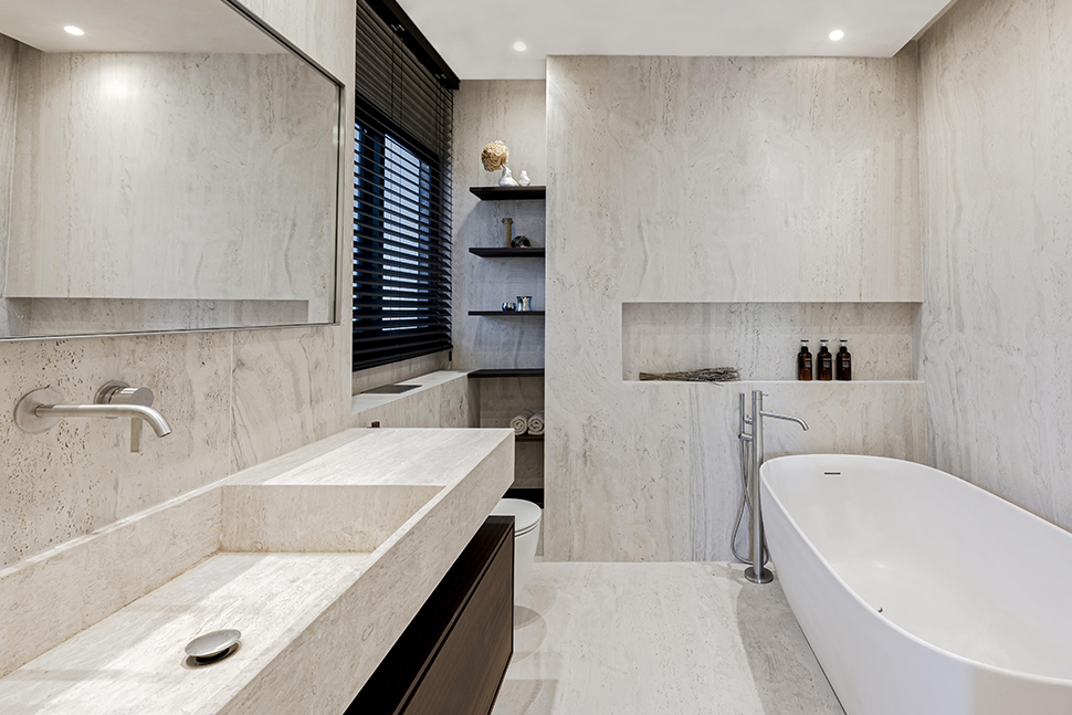 עיצטב חדר רחצה במראה אבן טבעית בצבעים פסטליים וחומרים טבעיים, שוהם