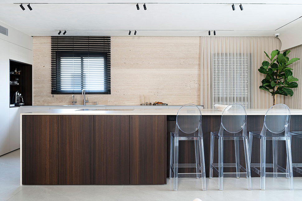 עיצוב מטבח בגוונים טבעיים בשילוב עץ , מטבחי סמל