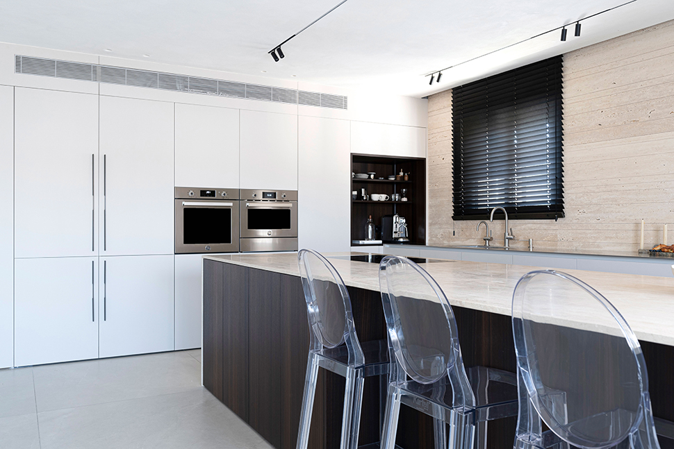 עיצוב מטבח בגוונים טבעיים בשילוב עץ , מטבחי סמל