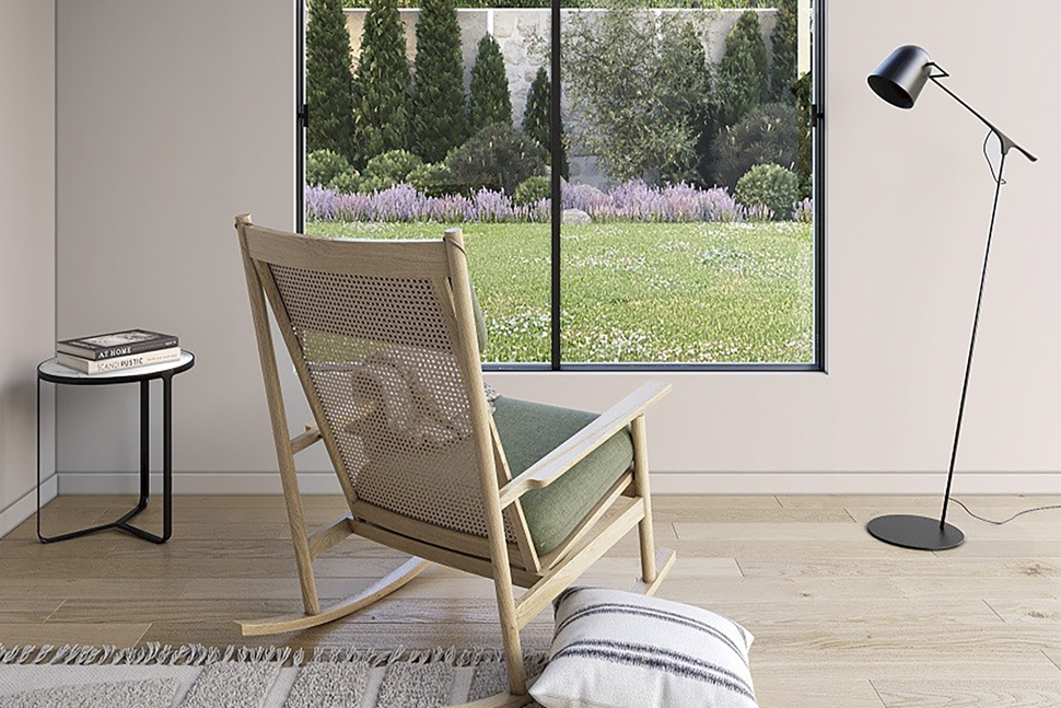 פינת קריאה עם כורסת נדנדה מעץ טבעי ליד חלון גדול הפונה לגינה ירוקה