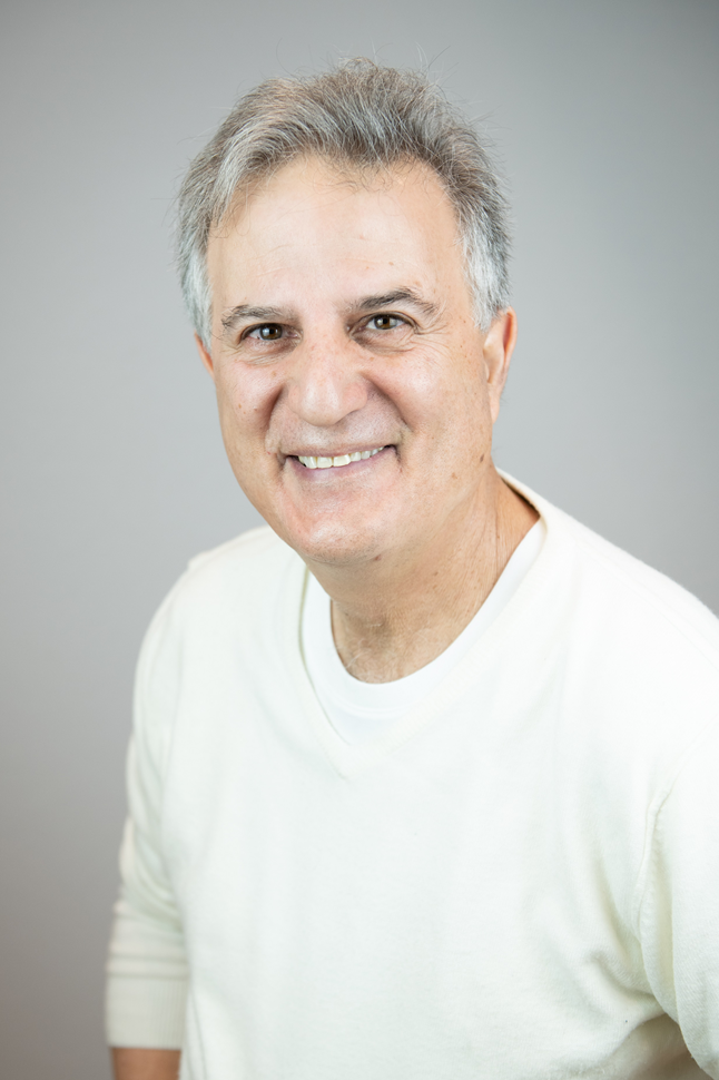קובי חליפה מעצב ובעלים ארטפרו