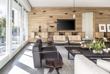 בין שתי חזיתות: דירה תל־אביבית שמגדירה מחדש את יחסי הפנים־חוץ אדריכלית רוני אלרואי