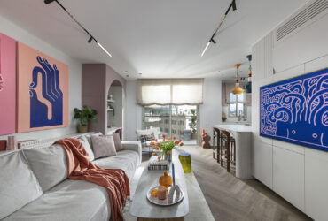 בדירת 60 מ"ר, ביקשו בני הזוג לשלב את האמנות בבית לטובת אנרגיה יצירתית: התוצאה נפלאה