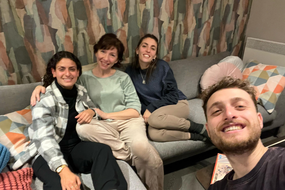 לינה (אחותו של יונתן), בלה, עדי (בת זוג של יונתן) ומיכאל (בעלה של לינה)