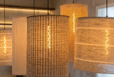 כשהטקסטיל פוגש את האור: ELLA DECOR הופכת בדים לגופי תאורה בעבודת יד